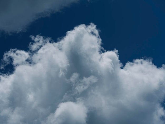 wunderschöner Wolken- und Himmelshintergrund