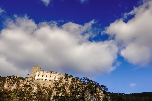 Wunderschönes altes Schloss ohne Dach auf einem Berg mit blauem Himmel und weißen Wolken