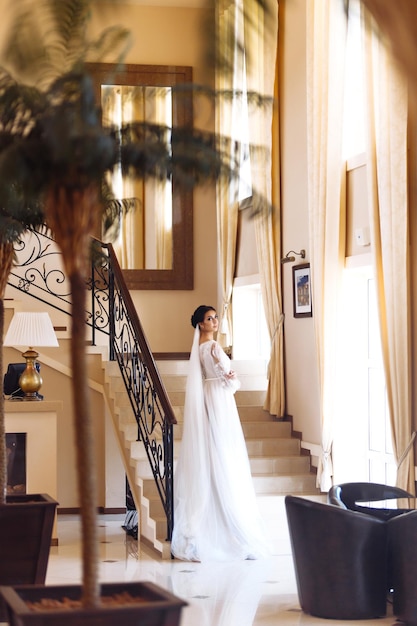 Wunderschönes Braut-in-Mode-Hochzeitskleid mit langem Luxusschleier, atemberaubende junge Braut ist unglaublich
