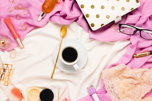 Wunderschönes feminines Flatlay-Rahmen-Arrangement mit Dessous, Kosmetika, Schmuck und anderen Accessoires. Draufsicht.