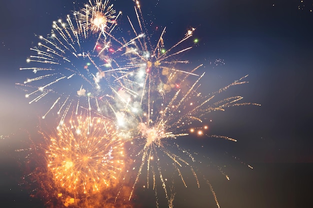 Wunderschönes Galaxienfeuerwerk auf dunklem Hintergrund