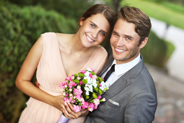 wunderschönes Hochzeitspaar, das die Hochzeit genießt