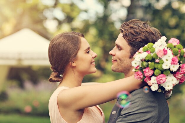 wunderschönes Hochzeitspaar, das die Hochzeit genießt