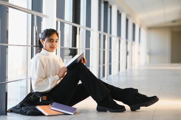 Wunderschönes indisches Studentinnenporträt