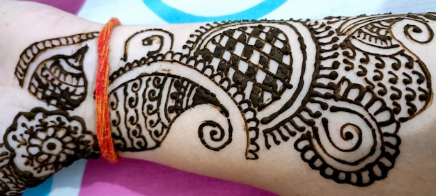 Wunderschönes Kunstwerk auf der Hand einer indischen Braut mit Kräuter-Heena in nassem Zustand