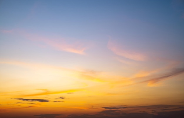 Wunderschönes Luxus weiches Gradient orange-gold Wolken und Sonnenlicht auf dem blauen Himmel perfekt für den Hintergrund nehmen in everningTwilight große Größe High-Definition-Landschaft Foto