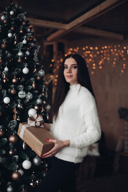 Wunderschönes Mädchen mit langen dunklen Haaren mit kleinem weißen Zwerg