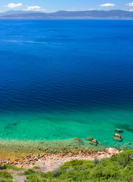 Foto wunderschönes meer im griechischen kurort auf der insel euböa euböa in der ägäis in griechenland