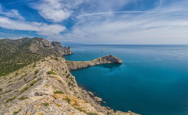 Wunderschönes Meerblick-Panorama vom Kap Kaptschik bis zum Galitsin-Pfad und der blauen Bucht des Schwarzen Meeres