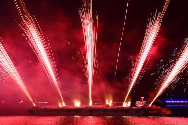 Wunderschönes mehrfarbiges Feuerwerk am dunkelblauen Nachthimmel