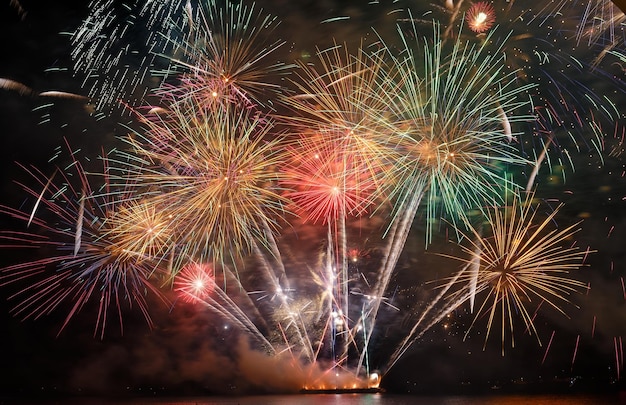 Wunderschönes mehrfarbiges Feuerwerk am dunkelblauen Nachthimmel