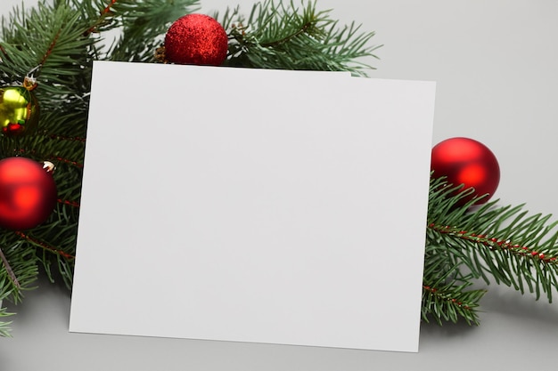 Wunderschönes Modell einer weißen Karte mit Weihnachtsornamenten auf der Seite der Karte
