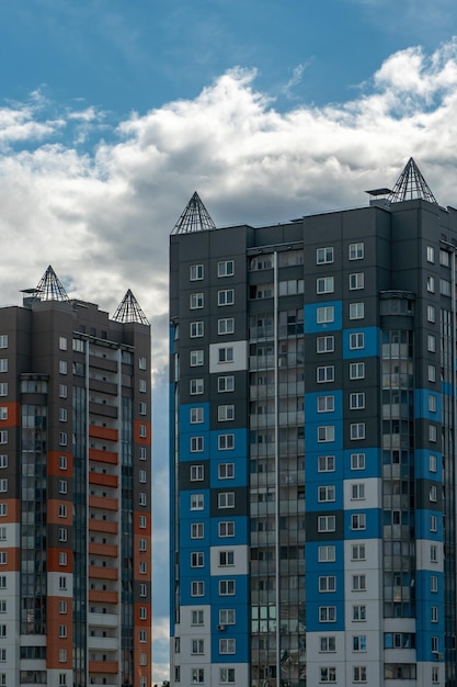 Wunderschönes, modernes, mehrstöckiges Gebäude in einem neuen Stadtteil. Ein Ort zum Leben und Arbeiten in Europa