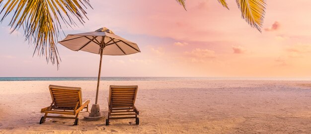 Wunderschönes Naturpanorama. Tropischer Strandsonnenuntergang als Sommerinsellandschaft mit Stuhlschirm