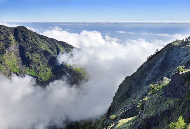 Wunderschönes Panorama auf dem Gipfel des Mount Rinjani