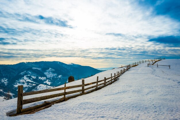 Wunderschönes Panorama der schneebedeckten Bergketten