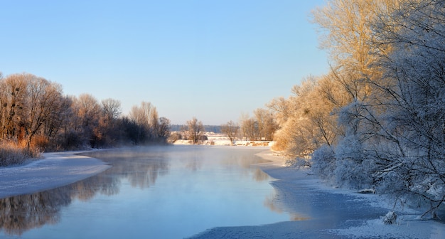 Wunderschönes Panorama des Frühlingsflusses