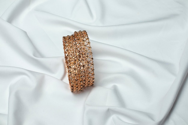 Wunderschönes Roségold mit Diamant-Hochzeitsschmuck oder Handarmband auf weißem Seidentuch