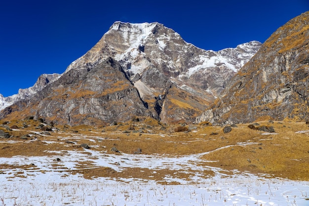 Wunderschönes Trekking in den schneebedeckten Bergen im Mt. Api Base Camp im Himalaya, Darchula, Nepal