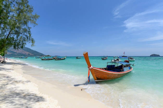 Wunderschönes tropisches Kristallmeer mit Holzboot auf der Insel Lipe