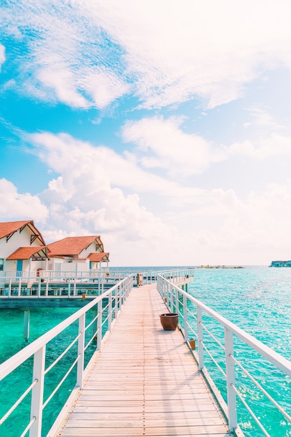 Wunderschönes tropisches Malediven Resort Hotel und Insel mit Strand und Meer