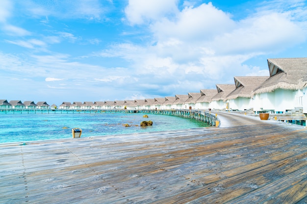 Wunderschönes tropisches Malediven Resort Hotel und Insel mit Strand und Meer