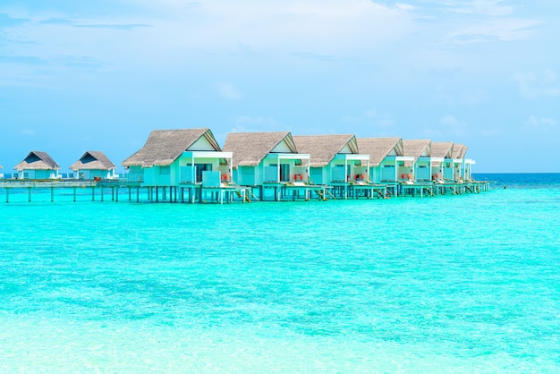 Foto wunderschönes tropisches malediven resort hotel und insel mit strand und meer