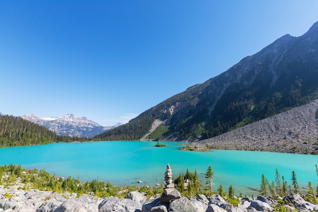 Wunderschönes türkisfarbenes Wasser des Joffre-Sees in Kanada