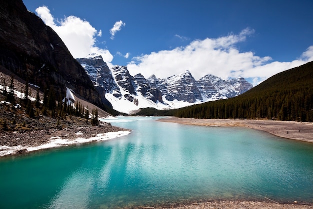 Wunderschönes türkisfarbenes Wasser des Moraine Lake mit schneebedeckten Gipfeln darüber im Banff National Park of Canada