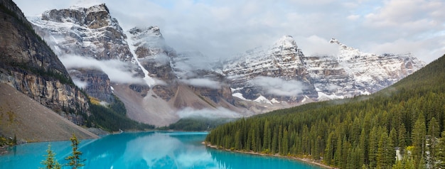 Wunderschönes türkisfarbenes Wasser des Moraine-Sees mit schneebedeckten Gipfeln darüber im Banff-Nationalpark von Kanada