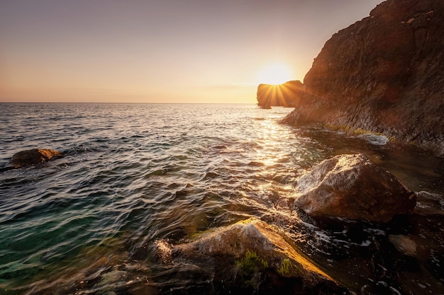 Wunderschönes Wolkengebilde über dem Sonnenaufgang am Meer