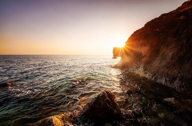 Wunderschönes Wolkengebilde über dem Sonnenaufgang am Meer