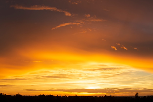 Wundervoller Sonnenuntergang- oder Sonnenaufgang-Hintergrund.