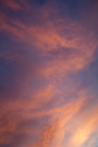 Wundervoller sonnenuntergang oder sonnenaufgang.