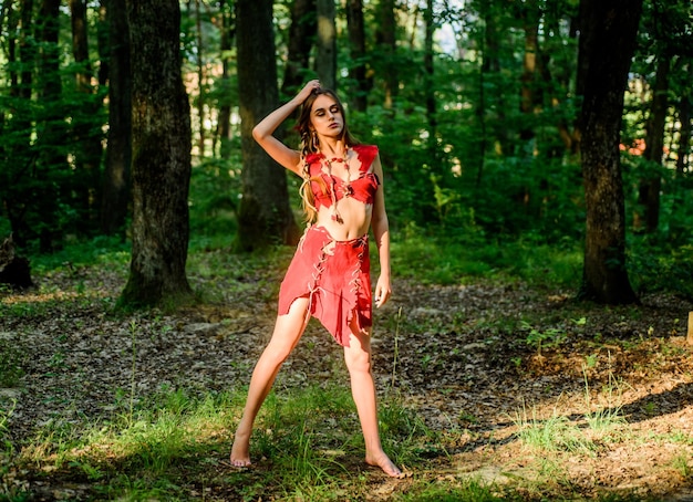 Wunsch wilde Frau im Wald sexy Mädchen in Lederkleidung tiefen Wald Puma weibliche Amazonas Frau sexy Hexe ethnische Stammes-Mode wahres Verlangen Stammes-Mode echte Sexualität