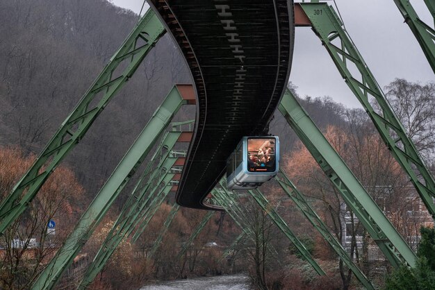 Foto wuppertal renania del norte westfalia 10 de marzo de 2024 schwebebahn vagón ferroviario subterráneo