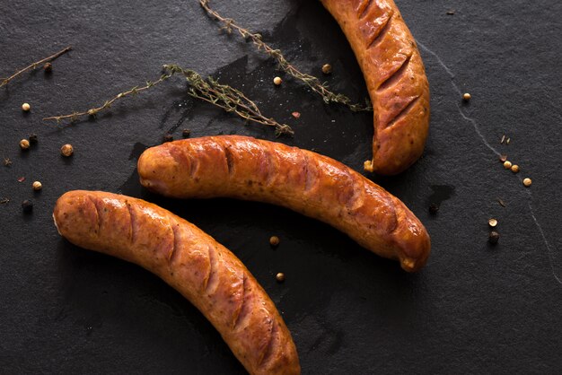 Wurst auf dunklem Hintergrund