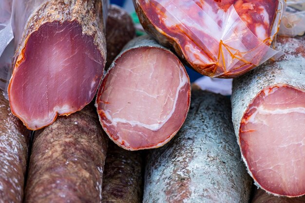 Wurst aus köstlicher, natürlich geheilter Iberico-Schweinelende auf einem Straßenmarkt