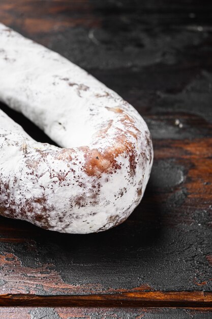 Foto wurst fuet curado a seco em superfície de madeira