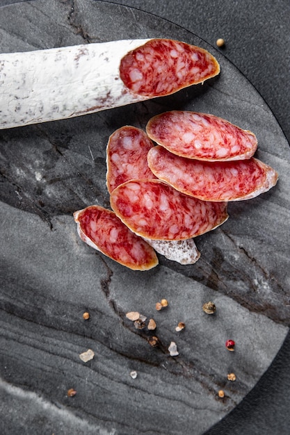 Wurst Fuet frisch gepökeltes Fleisch Produkt Mahlzeit Essen Snack auf dem Tisch Kopie Raum Essen Hintergrund