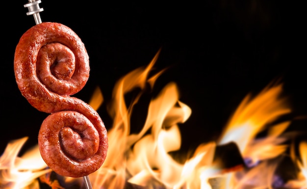 Wurst im Feuer, traditioneller brasilianischer Grill.