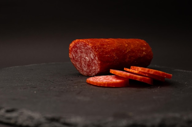 Wurst in Stücke geschnitten auf einem Teller