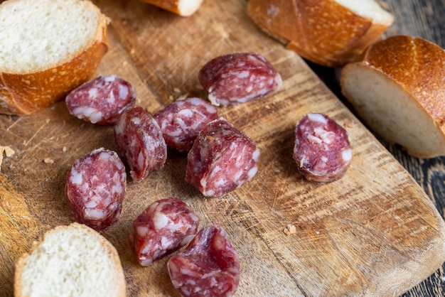 Wurst mit Baguette auf einem Holzbrett geschnitten