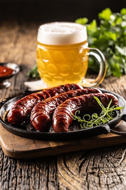 Wurst mit Gewürzen, BBQ-Sauce, Bier und Kräuter