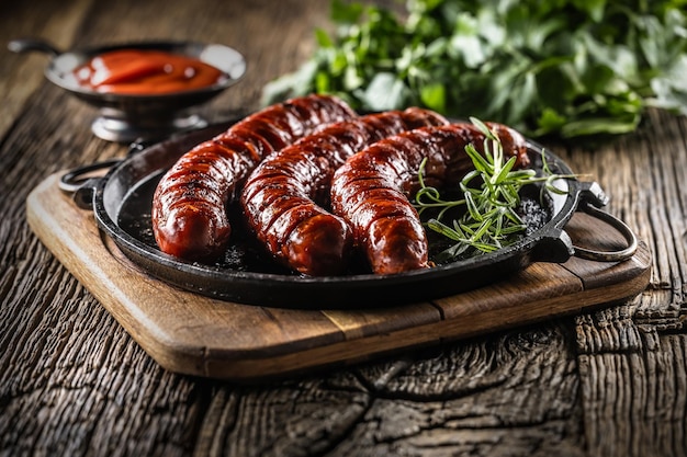 Wurst mit Gewürzen, BBQ-Sauce und Kräutern