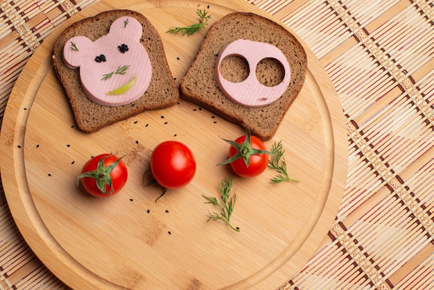 Wurst mit Schwarzbrot und Tomate zum Abendessen