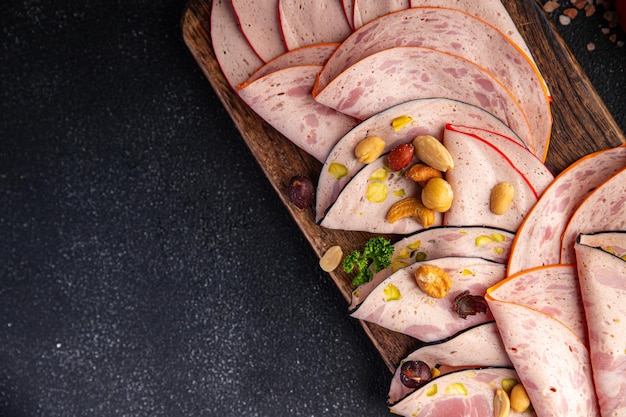 Foto wurst mortadella verschiedene arten fleischplatte oder fleischplatte frisch lecker snack gesunde mahlzeit essen