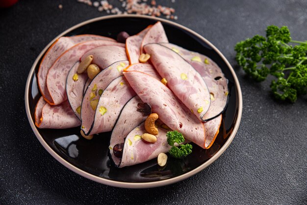 wurst mortadella verschiedene arten fleischplatte oder fleischplatte frisch lecker snack gesunde mahlzeit essen