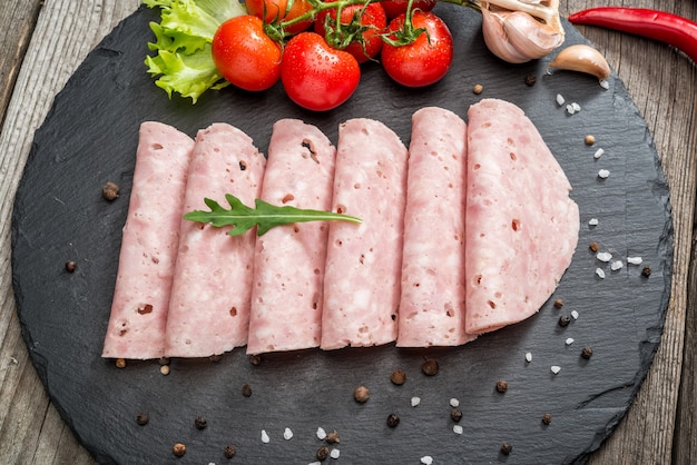 Wurst vom Schinken abschneiden