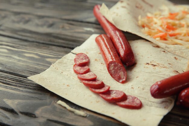 Wurst zum Kochen vorbereitet Burritosphoto mit Kopierraum